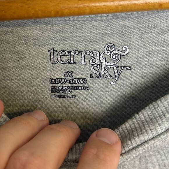 Terra & Sky Vanderbilt Plus Size 1X graphic print Hi-Low Sweatshirt oatmeal gray - Picture 9 of 12